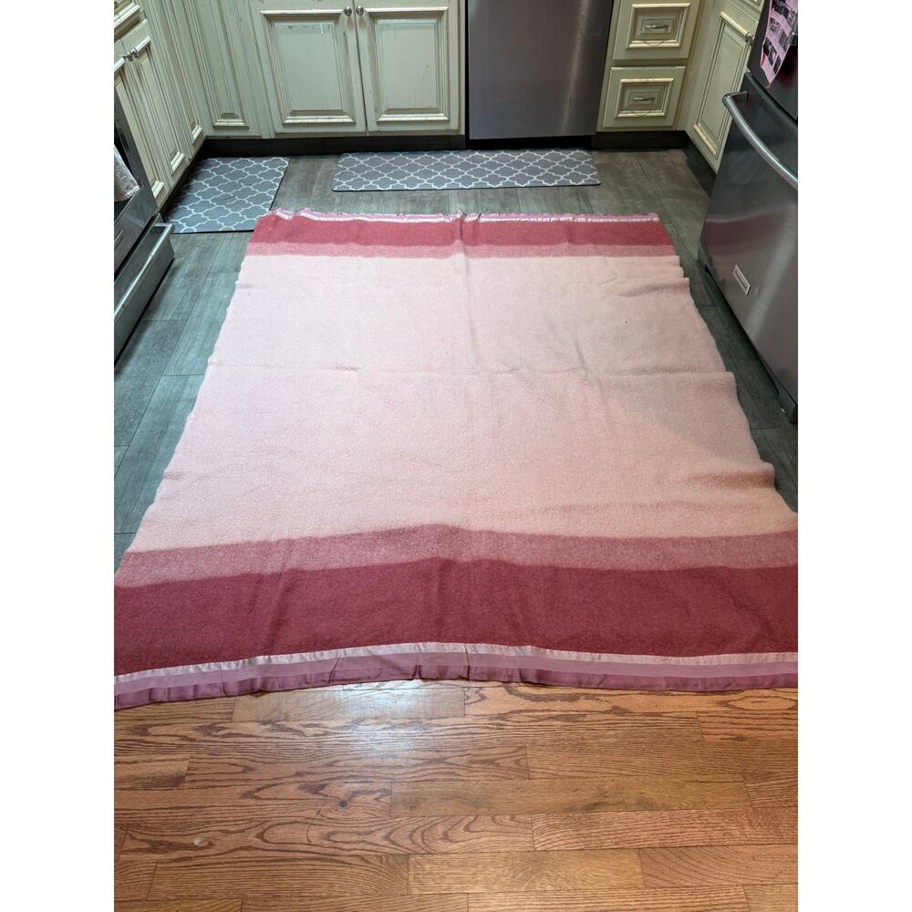 Vintage Wool Blanket Pink Ombre Satin Trim Throw Bed Blanket 80x64 EUC - Picture 2 of 6